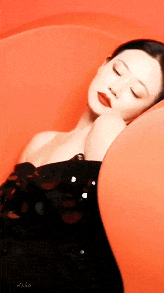 譚卓蛇系美人大片露優(yōu)越骨相 眼神冷艷魅惑太撩人