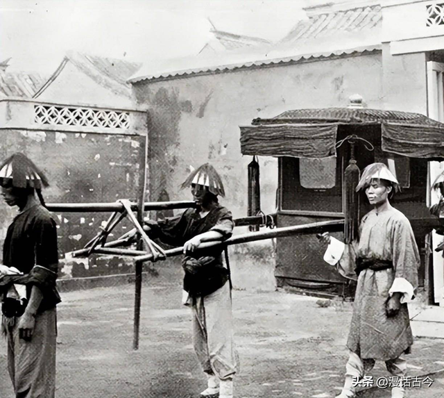 侵華日軍殘酷暴行，女子為活命脫下衣服讓日本人拍攝，侮辱至死