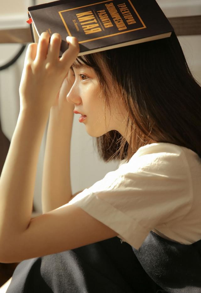水汪汪眼睛美女學(xué)生，清爽短發(fā)校園制服寫真圖片