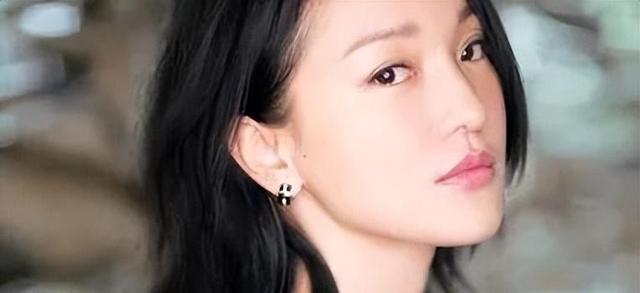 抽煙成癮的六位女明星，個個都是老煙民，劉亦菲14歲就會抽煙了