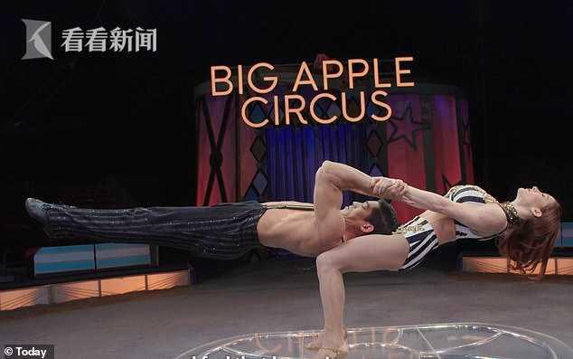 女漢子給娃喂完奶直接登臺(tái)演雜技 當(dāng)?shù)鬃握煞蝾嵏搽s技常識(shí)