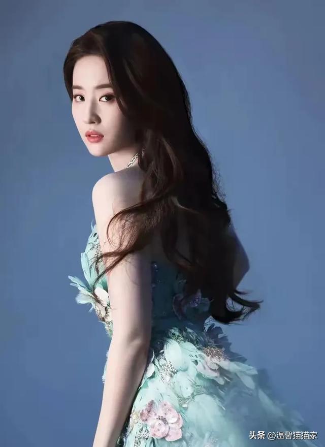 劉亦菲美國初中同學(xué)曬班級合照，12歲劉亦菲坐c位驚艷，還是?；? onerror=