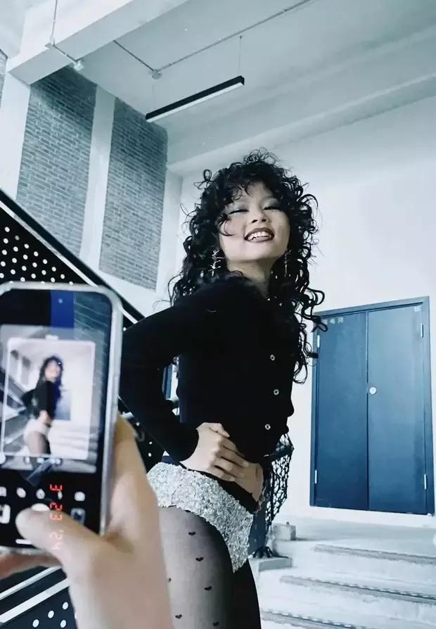 Cindy穿黑絲外搭閃片內褲走秀 梳拉美卷笑容甜美性感迷人