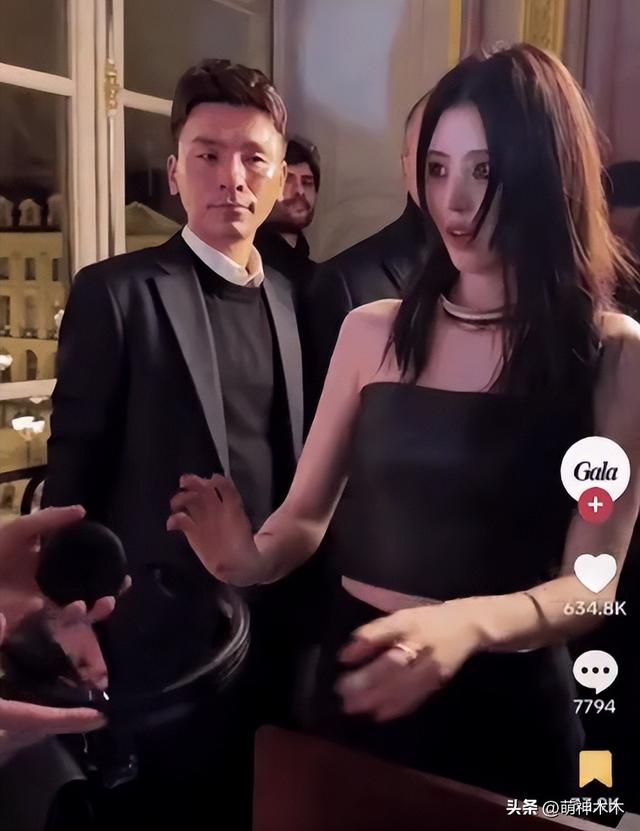 韓星韓素希當(dāng)眾舉止異常，五官不受控表情怪異，被質(zhì)疑精神不正常