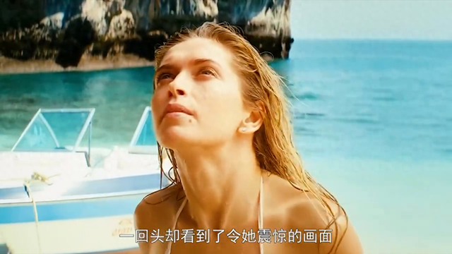 性感美女正在河邊洗澡，丈夫卻爬上椰樹只為跟新歡打一個電話