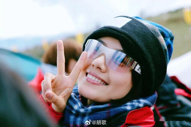 謝娜拍戲屁股坐胡歌臉上。胡歌笑出后槽牙。高圓圓情緒失控找老公