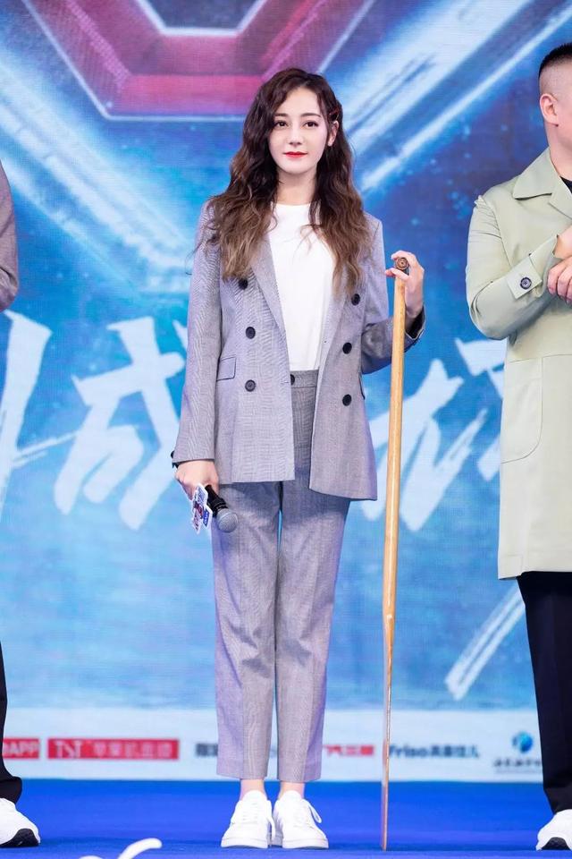 迪麗熱巴秀身材拉仇恨，纖腰細(xì)腿小翹臀，背后視角更迷人
