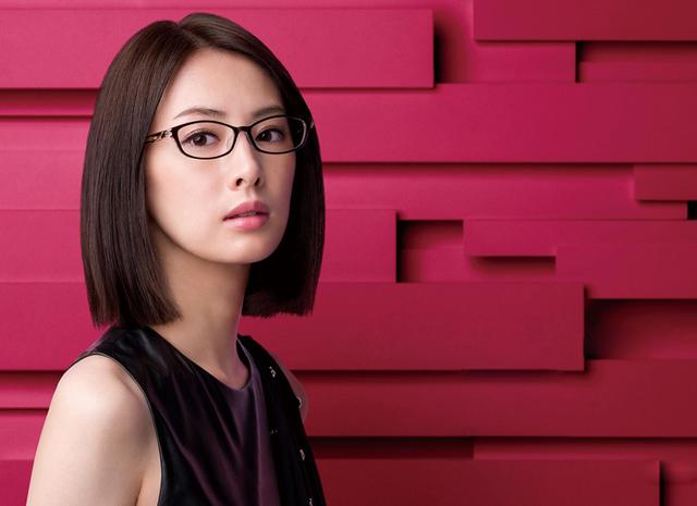 盤點(diǎn)日本最美的10位女星，她們戴上眼鏡魅力四射，哪個(gè)是你的女神