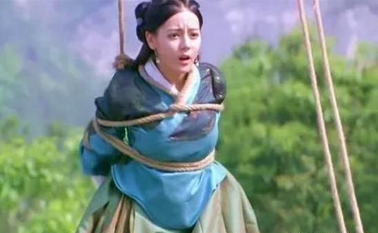 在古裝劇中女星被綁的瞬間，李綺紅讓人哭笑不得，董璇眉目如畫