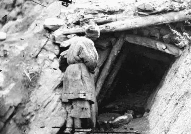 日軍獸行照片：當(dāng)著父親的面玷污他女兒，臨走還殘忍割下妻子乳房