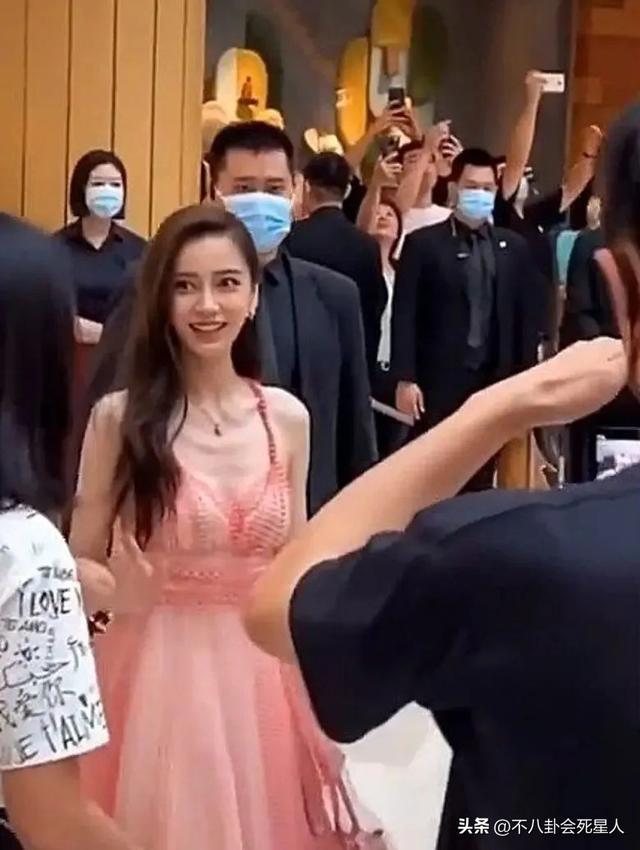 趙麗穎的副乳，楊冪的扁屁股，鞠婧祎的腿，女明星的身材也很真實