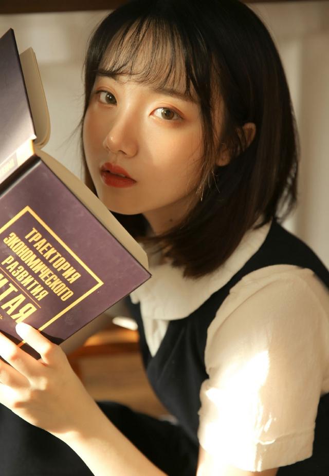 水汪汪眼睛美女學(xué)生，清爽短發(fā)校園制服寫真圖片