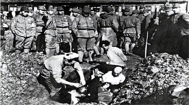 日軍獸行照片：當(dāng)著父親的面玷污他女兒，臨走還殘忍割下妻子乳房