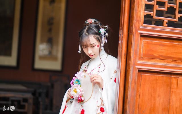 小說：奶奶衙門大放厥詞，氣得縣太爺抽她板子，奶奶嚇得道歉