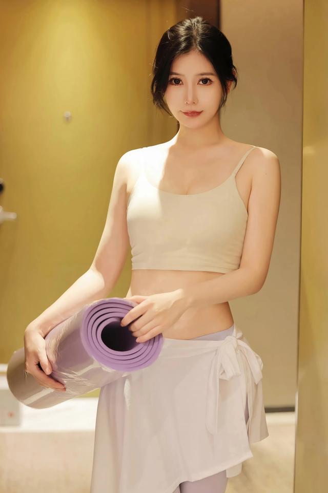 清純漂亮的美女瑜伽老師性感個(gè)人寫真