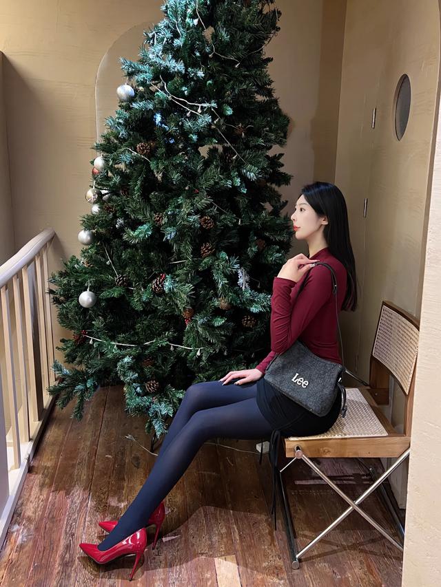 黑絲包臀裙少婦