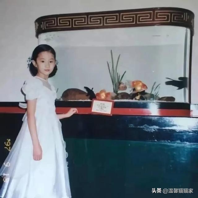 劉亦菲美國初中同學(xué)曬班級合照，12歲劉亦菲坐c位驚艷，還是校花