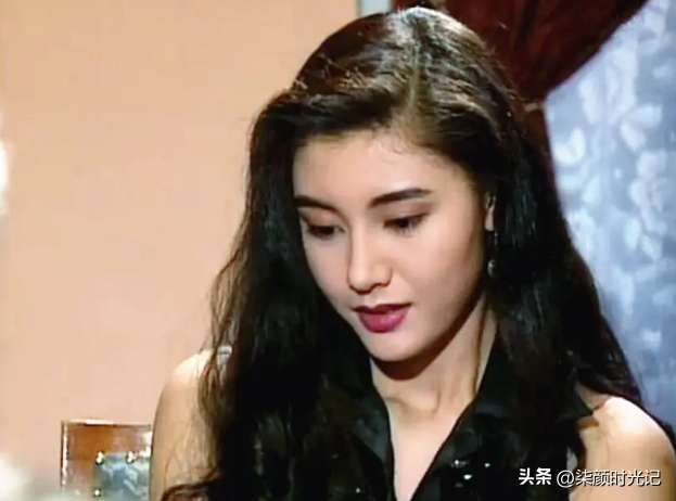 李嘉欣海邊熱褲露臀照，53歲秀性感好身材，網(wǎng)友：這身材，絕了！