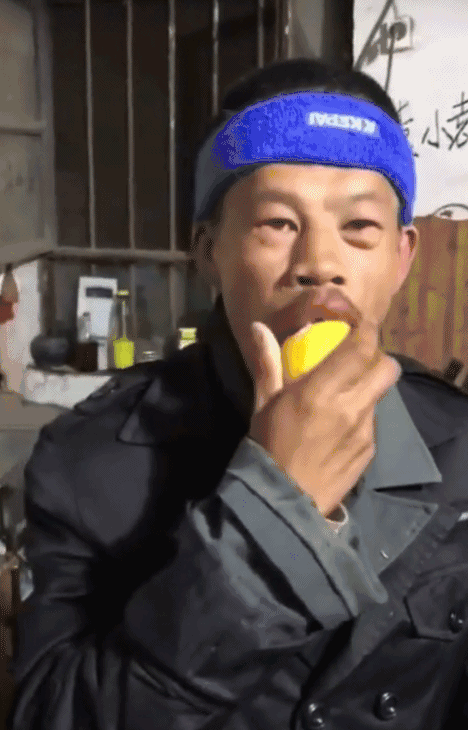 妹子真大膽，這樣的紋身都敢露出來，我在她身后都替她感到尷尬