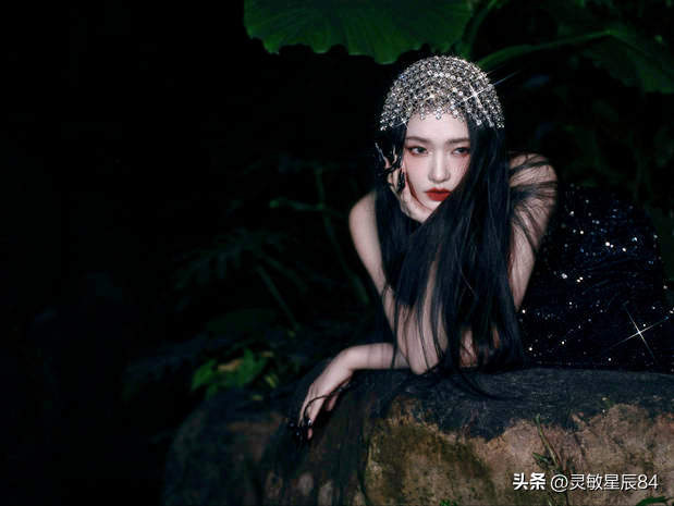 林允穿黑色鑲鉆緊身裙性感迷人 化身叢林蛇女神秘嫵媚！