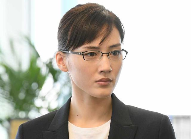 盤點(diǎn)日本最美的10位女星，她們戴上眼鏡魅力四射，哪個(gè)是你的女神