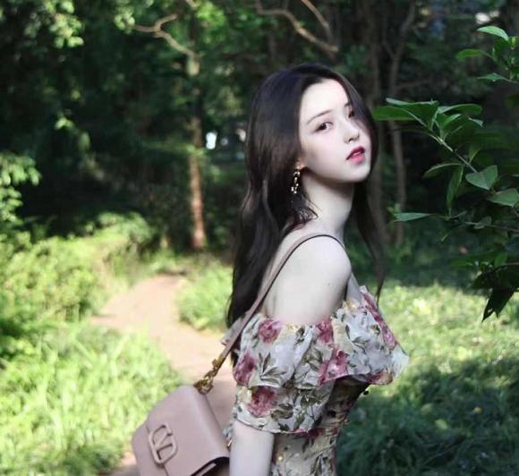 才貌雙全的暨南大學(xué)?；ǎL相似清冷的古典美人，網(wǎng)友：又美又颯