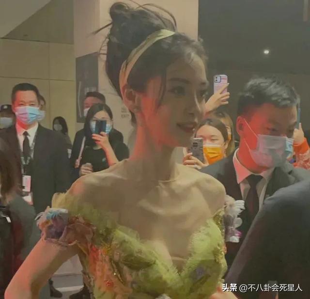 趙麗穎的副乳，楊冪的扁屁股，鞠婧祎的腿，女明星的身材也很真實