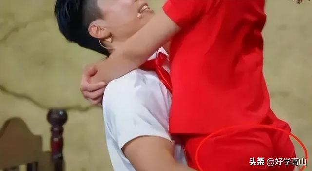 強(qiáng)吻、摸胸、掀裙底，這些男星究竟是真敬業(yè)，還是借機(jī)揩油？