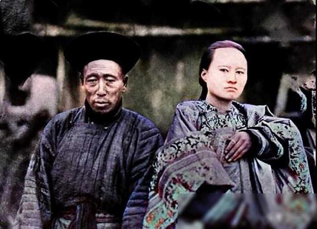 晚清悲慘女子老照片：窯姐坐洋軍官懷里被摸胸，洋人當(dāng)街欺辱婦女