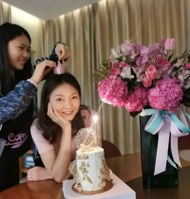 “土妹”陳婷：18歲跟了張藝謀，無(wú)名無(wú)分伺候11年，現(xiàn)終于成贏家