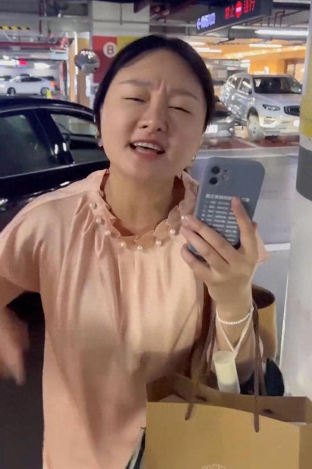 女子車(chē)上脫鞋躺下，后座不停換姿勢(shì)，司機(jī)目睹后表情尷尬