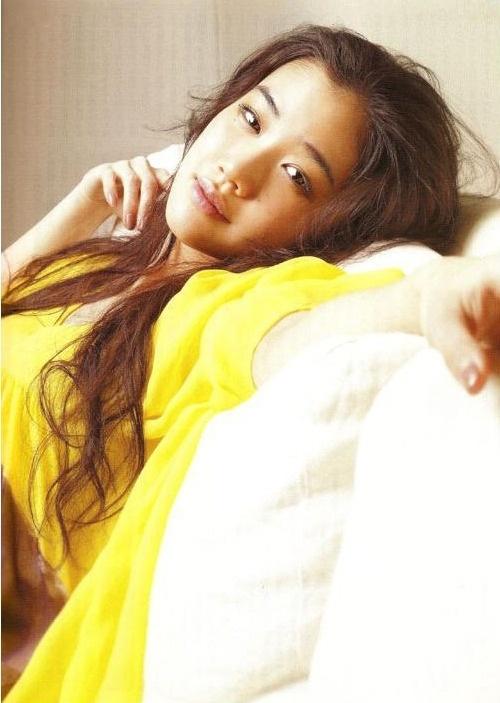 日本女星蒼井優(yōu)身穿黃裙靚麗嫵媚！膚白貌美又純又欲