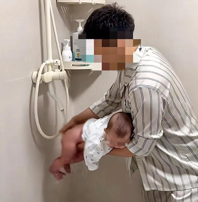 “爸爸給女嬰洗屁屁”被指責(zé)，網(wǎng)友：這種事情很過(guò)分我家絕不允許