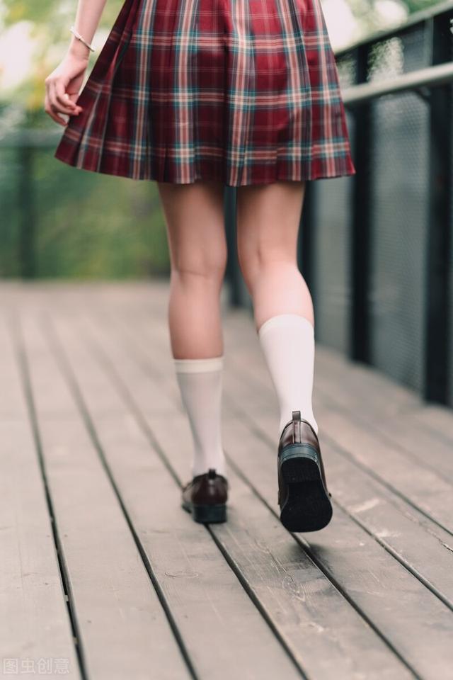 JK女孩被男子要求發(fā)裸照：先穿格裙拍，后面必須全裸