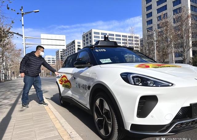 毀三觀!兩女子乘坐出租車,不給車費(fèi)允許摸胸,司機(jī)還發(fā)視頻炫耀