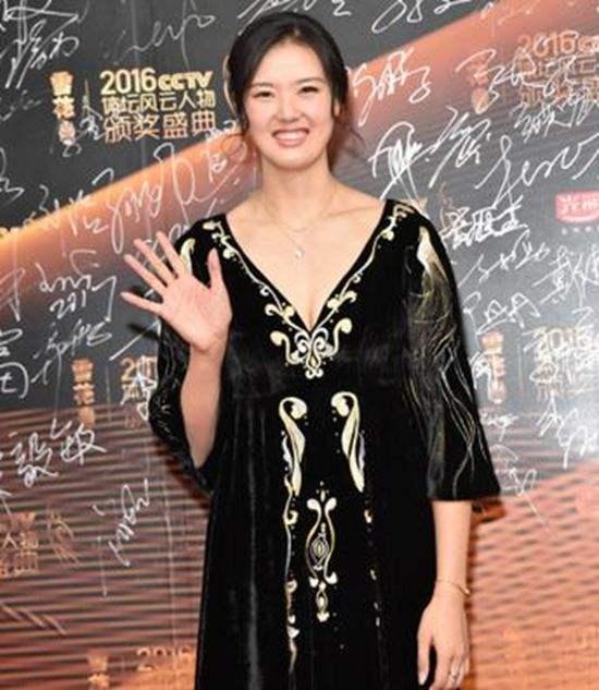 張常寧黑絲低胸禮服，事業(yè)線半露，濃妝艷抹，顯得太成熟