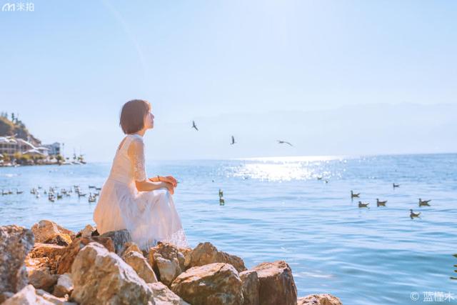 洱海邊的白裙蕾絲少女，被網(wǎng)友譽為清純女神