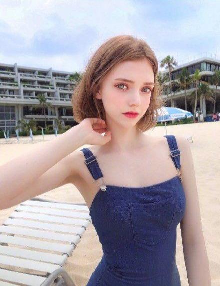 她被稱為“人間芭比”，3D胸、天鵝頸集一身，看完后我信了