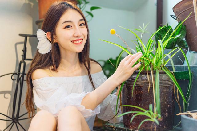 女神妹妹光著腳丫拍寫真，網(wǎng)友：我戀愛了