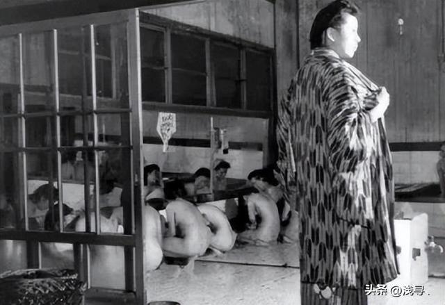 罕見照片：日本女人竟如此開放大膽，女學生脫光衣服全身赤裸上課