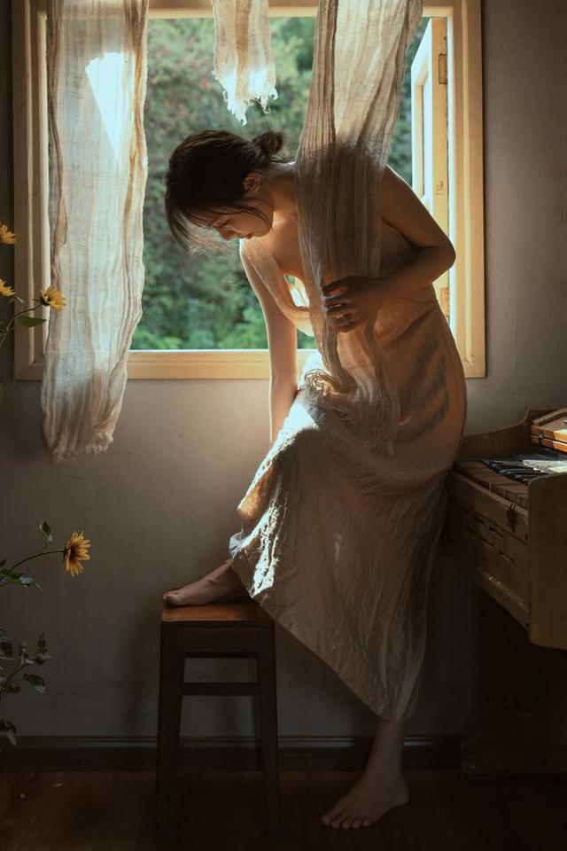 無(wú)所事事的日子:清純美女的寫(xiě)真