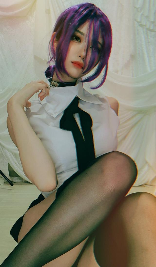 日本美女Cos《電鋸人》蕾塞 性感黑絲驚艷亮相