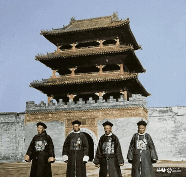卑鄙齷齪老照片：青樓女子妖嬈多姿，婦女露胸喂奶被孩子撕扯衣服