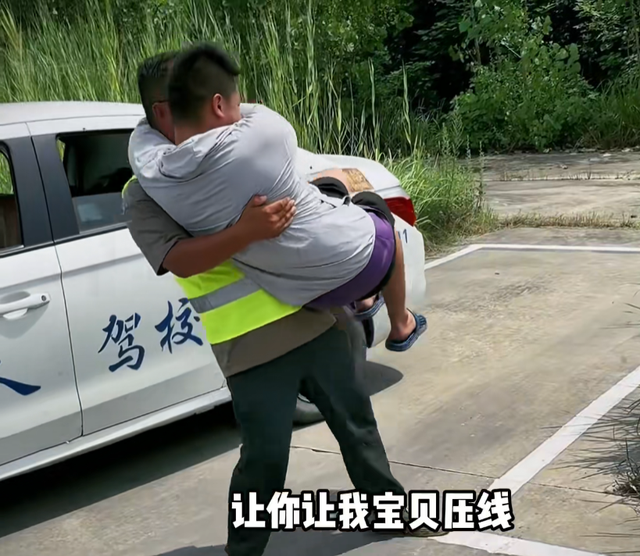 周冬雨脫了！上半身全裸“手也不遮”，破尺度大片引熱議