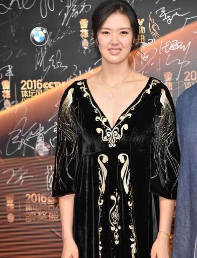 張常寧黑絲低胸禮服，事業(yè)線半露，濃妝艷抹，顯得太成熟