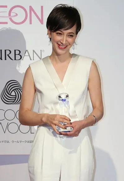 41歲日本最美女主播，高嫁前首相兒子，可小3歲花心丈夫頻頻出軌