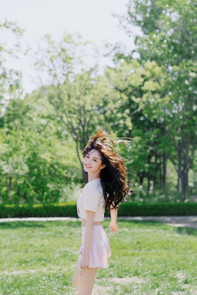 周潔瓊舞臺上放大招，露腰裝配JK裙穿出女友身材，誰看了不心動？