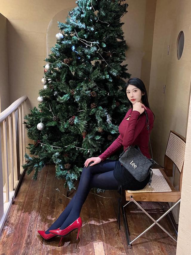 黑絲包臀裙少婦