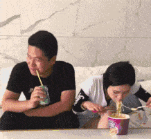妹子真大膽，這樣的紋身都敢露出來，我在她身后都替她感到尷尬