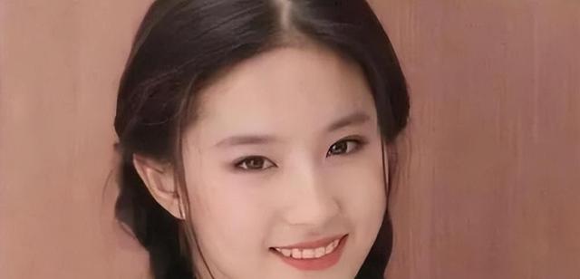 抽煙成癮的六位女明星，個個都是老煙民，劉亦菲14歲就會抽煙了